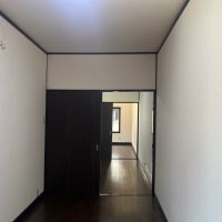 城東区中浜１丁目の賃貸物件/ホールを挟んでふた部屋並びます。