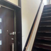 城東区中浜１丁目の賃貸物件/入ってすぐ左手が階段。