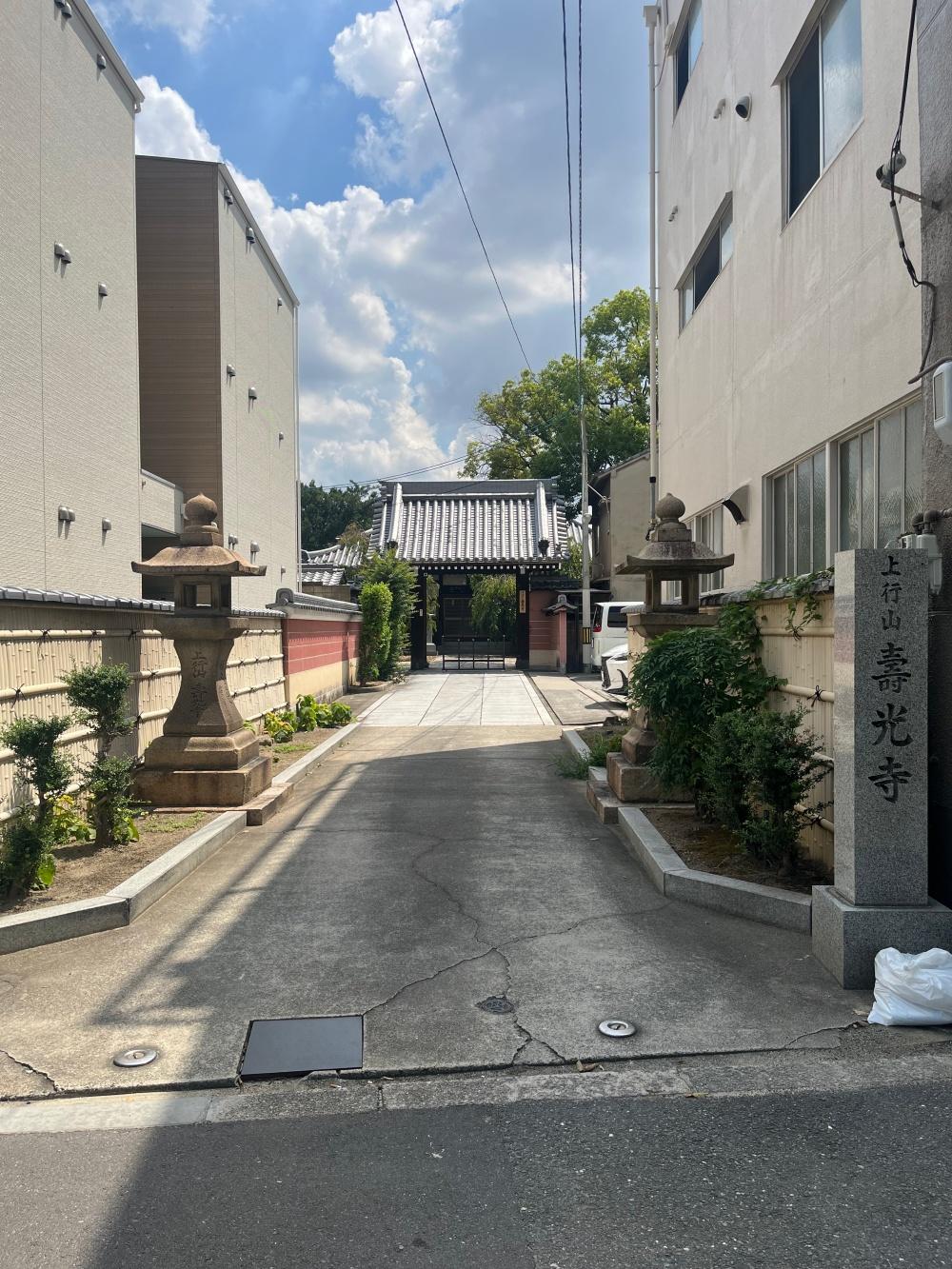 城東区中浜１丁目の賃貸物件/駅からの道すがらにある神社。各家の染み出しが豊かなまちです。