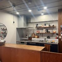 大阪市西区江之子島１丁目の売買物件/キッチンを緩く仕切る腰の高さの扉が、生活感を隠すのにも役立ちます