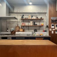 大阪市西区江之子島１丁目の売買物件/システムキッチンの使いやすさは確保しつつ、スタイリッシュな棚と換気扇。