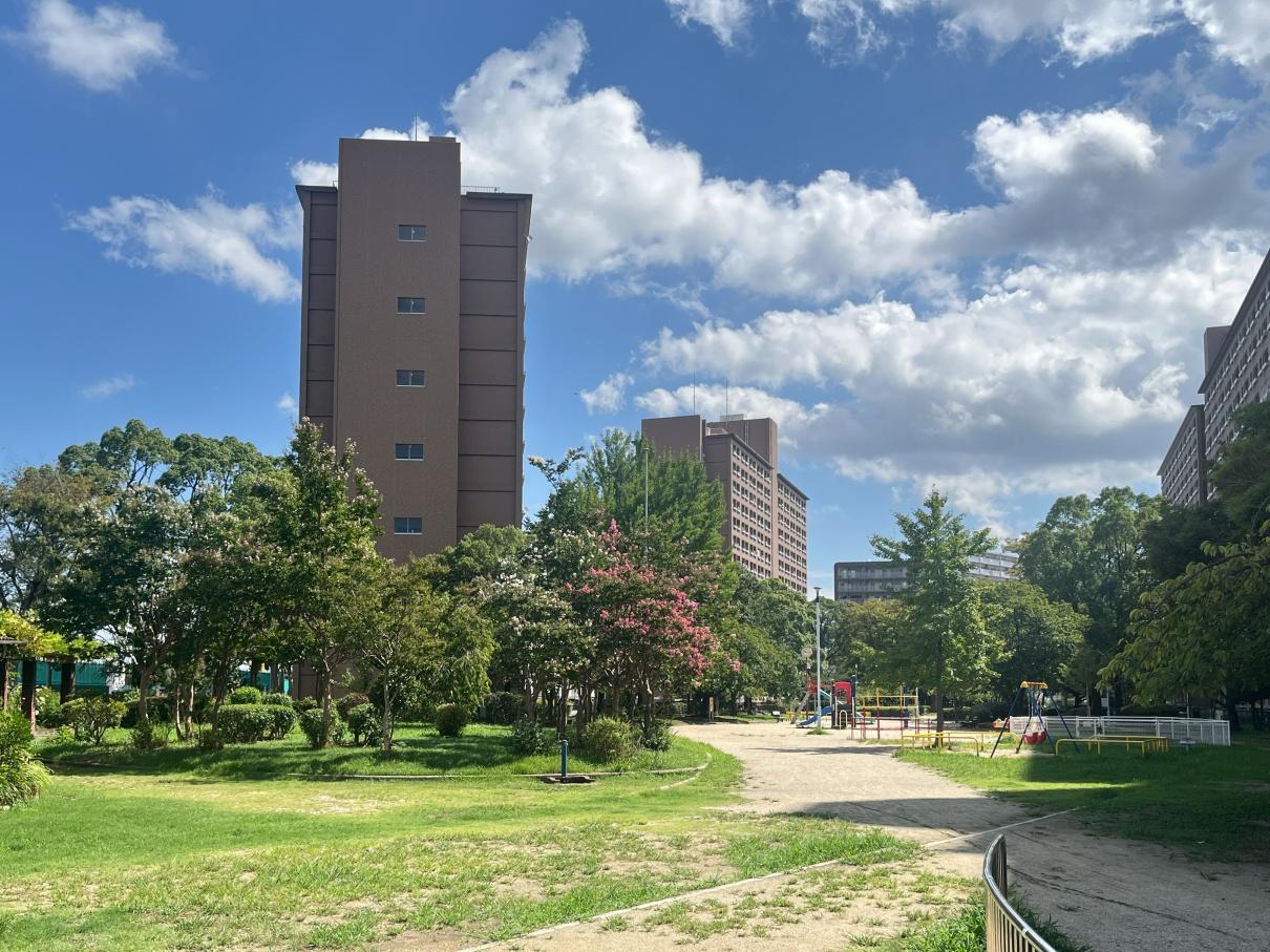 大阪市北区中津2の賃貸物件/中津公園を囲むように建つA〜D棟。今回の物件は淀川側のA棟です。