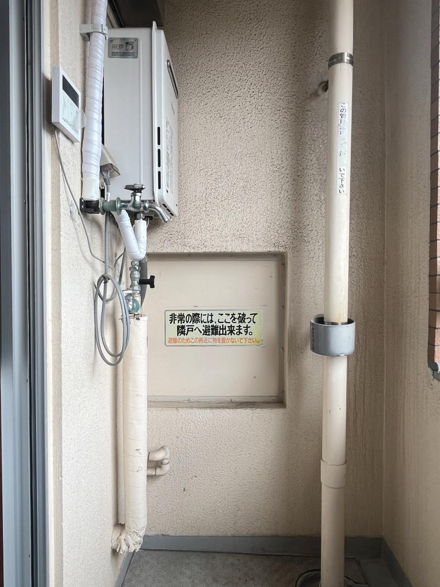 大阪市北区中津2の賃貸物件/下階：洗濯機置き場はバルコニーにあります。