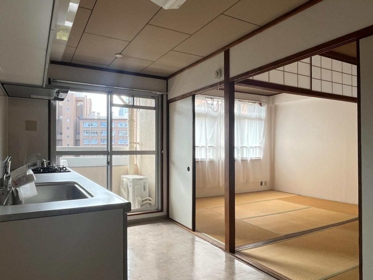 大阪市北区中津2の賃貸物件/下階：キッチンの隣には和室。襖を開けて、ひと続きの空間としても使えます。