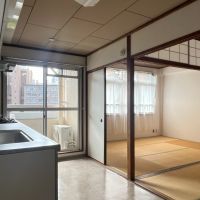 大阪市北区中津2の賃貸物件/下階：キッチンの隣には和室。襖を開けて、ひと続きの空間としても使えます。