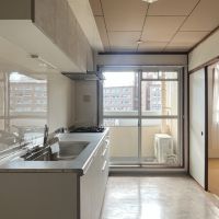大阪市北区中津2の賃貸物件/下階：バルコニーに向かってのびるキッチン。