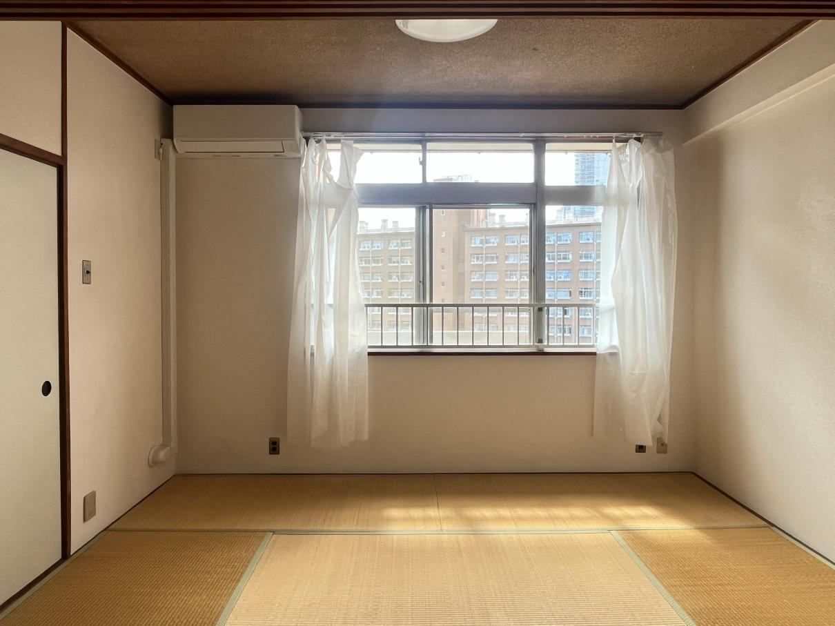大阪市北区中津2の賃貸物件/下階：光が入る和室。畳の上でごろりとくつろぎたい。