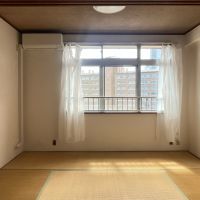 大阪市北区中津2の賃貸物件/下階：光が入る和室。畳の上でごろりとくつろぎたい。