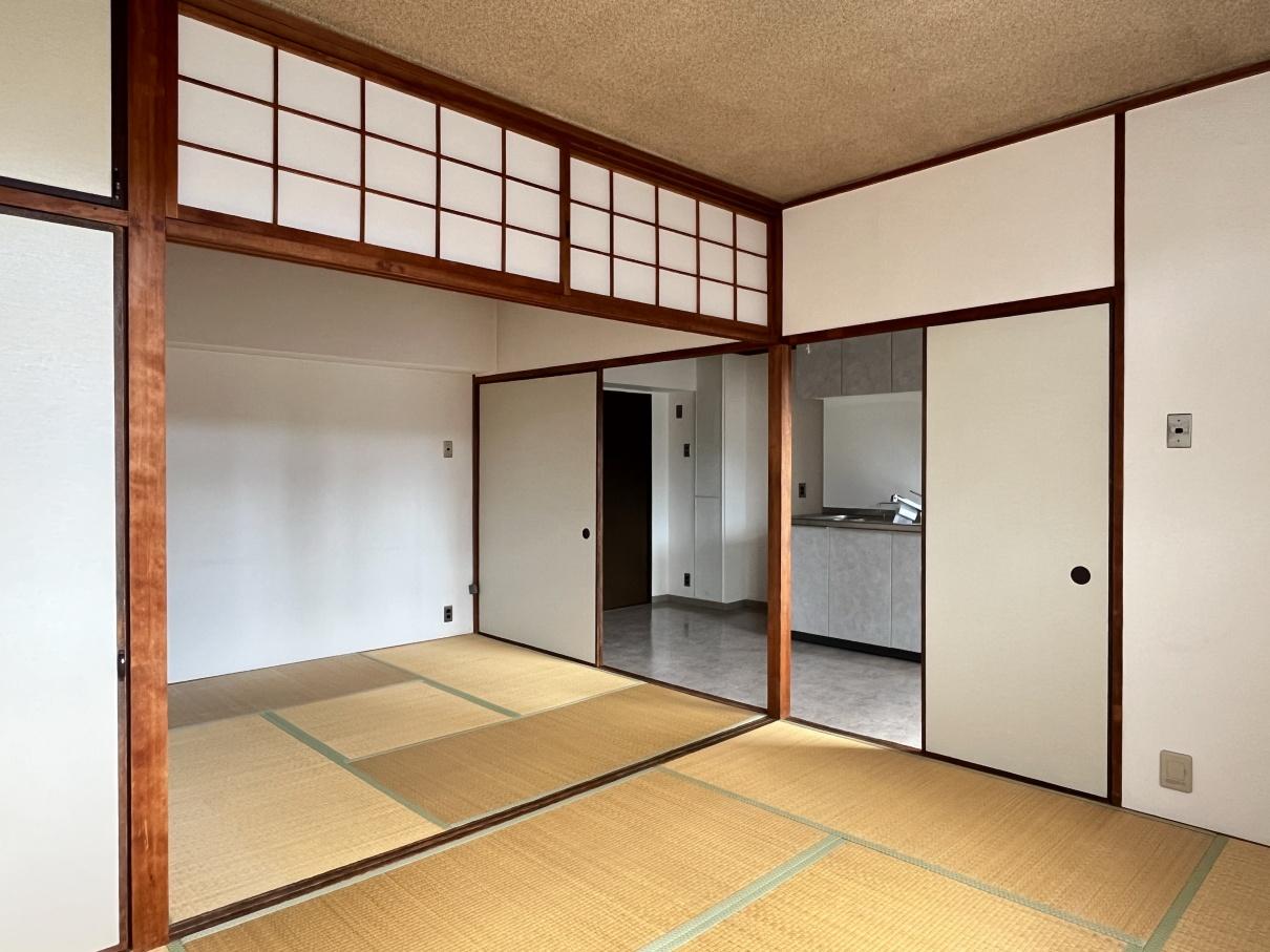 大阪市北区中津2の賃貸物件/下階：昔の建具が残る二間続きの和室。