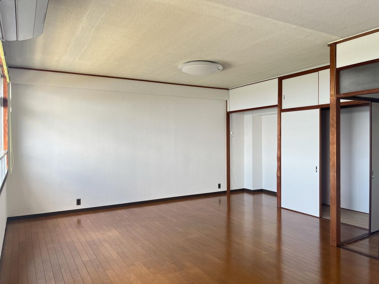 大阪市北区中津2の賃貸物件/上階：洋室の全体像。ゆとりある16畳の部屋。
