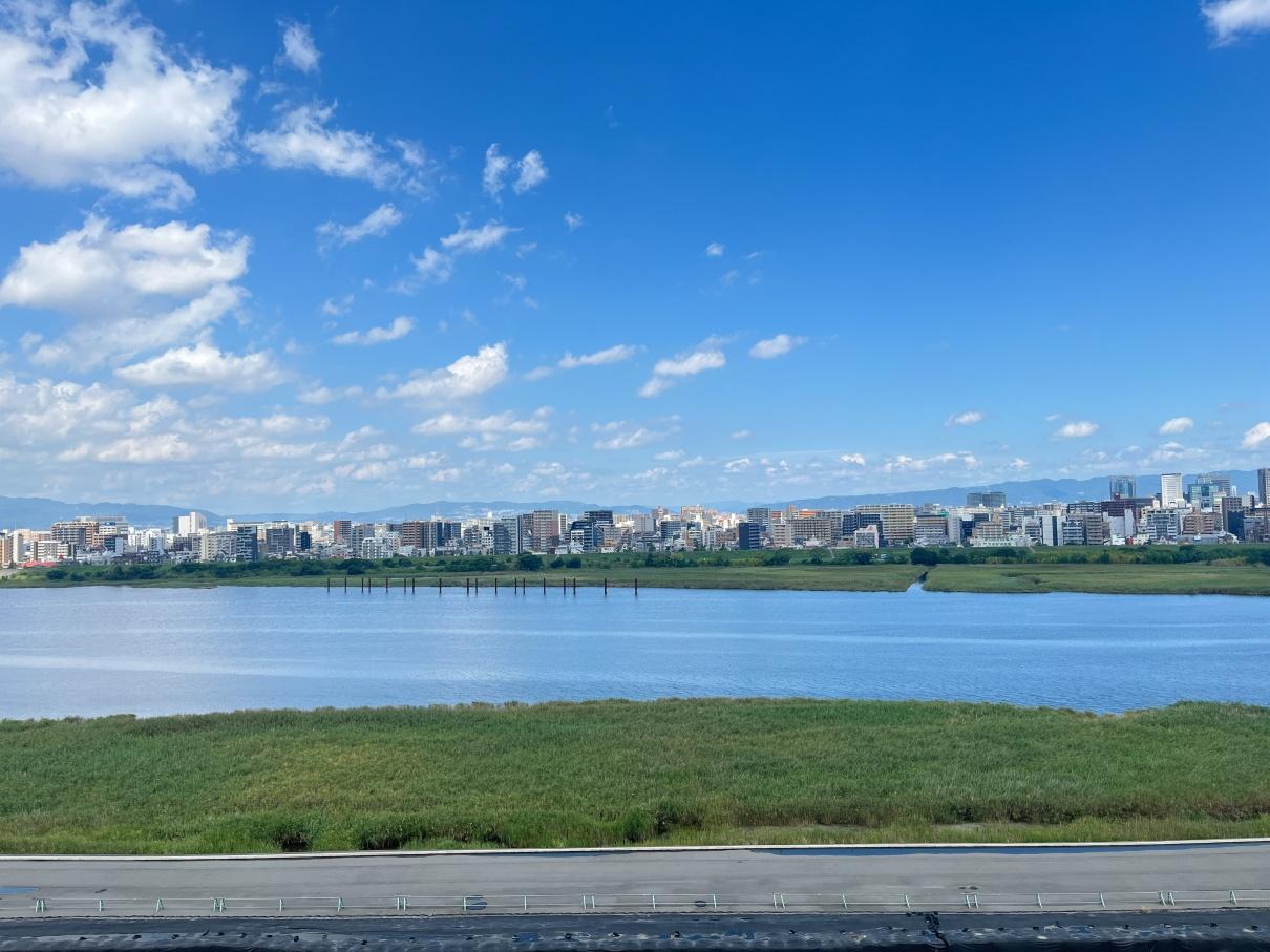 大阪市北区中津2の賃貸物件/窓からは、圧巻の淀川ビュー！住民の方は屋上も利用できるそう。10月の淀川花火が楽しみです。