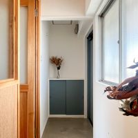 大阪府八尾市安中町1丁目の賃貸物件/玄関は青をアクセントカラーに。無垢の建具とドライフラワーがよく似合います。