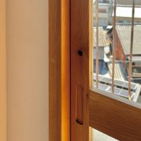 大阪府八尾市安中町1丁目の賃貸物件/無垢材で作られた建具。既存の窓サッシの上に2重に取り付けられているので、気密性の心配もありません。