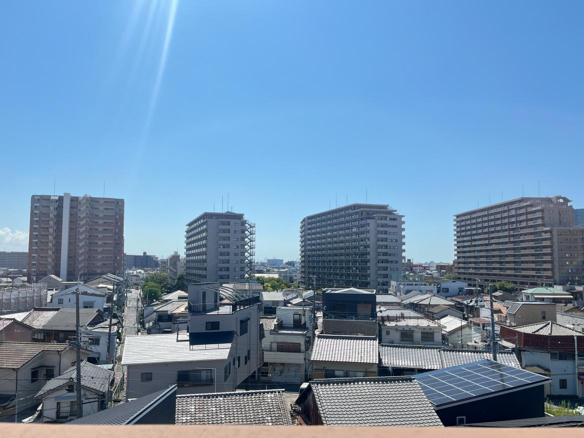 大阪府八尾市安中町1丁目の賃貸物件/バルコニーからの眺望。大きなマンションがいくつかあるものの、都心ではなかなか味わえない空の広さです。