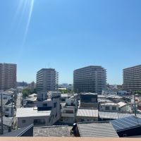 大阪府八尾市安中町1丁目の賃貸物件/バルコニーからの眺望。大きなマンションがいくつかあるものの、都心ではなかなか味わえない空の広さです。