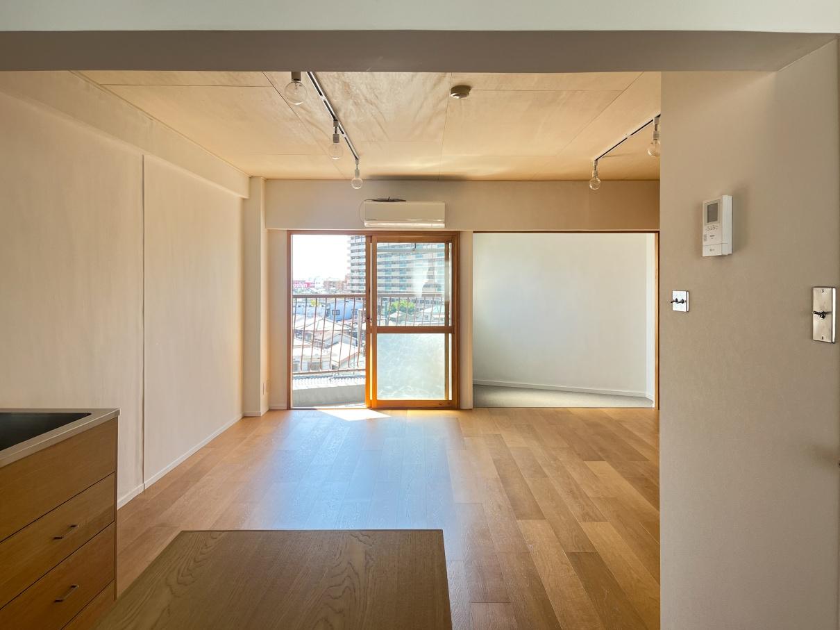 大阪府八尾市安中町1丁目の賃貸物件/キッチン側から撮影。ワンルームだけど、キッチンとリビングで緩やかに空間が分けられています。