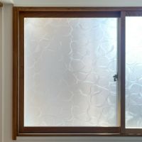 大阪府八尾市安中町1丁目の賃貸物件/既存窓のレトロな柄が透けていてかわいい。