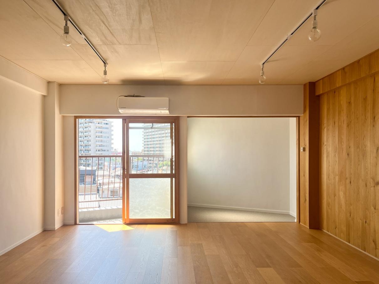 大阪府八尾市安中町1丁目の賃貸物件/天井高のあるリビング。シナの天井が光を反射し、明るく開放的な部屋にリノベーションされています。