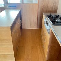 大阪府八尾市安中町1丁目の賃貸物件/カウンターには引き出しがたくさん設けられています。