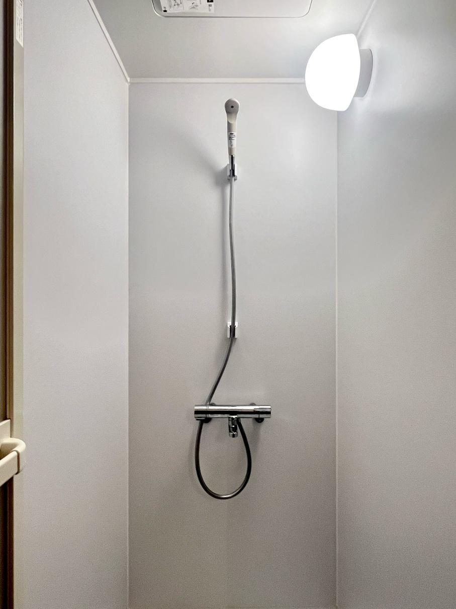 大阪府八尾市安中町1丁目の賃貸物件/シャワールーム。湯船に浸かりたいときは、物件から徒歩7分の銭湯「安中温泉」へ。