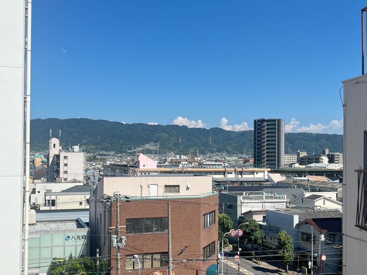大阪府八尾市安中町1丁目の賃貸物件/共有部から見える生駒山が美しい。