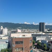 大阪府八尾市安中町1丁目の賃貸物件/共有部から見える生駒山が美しい。