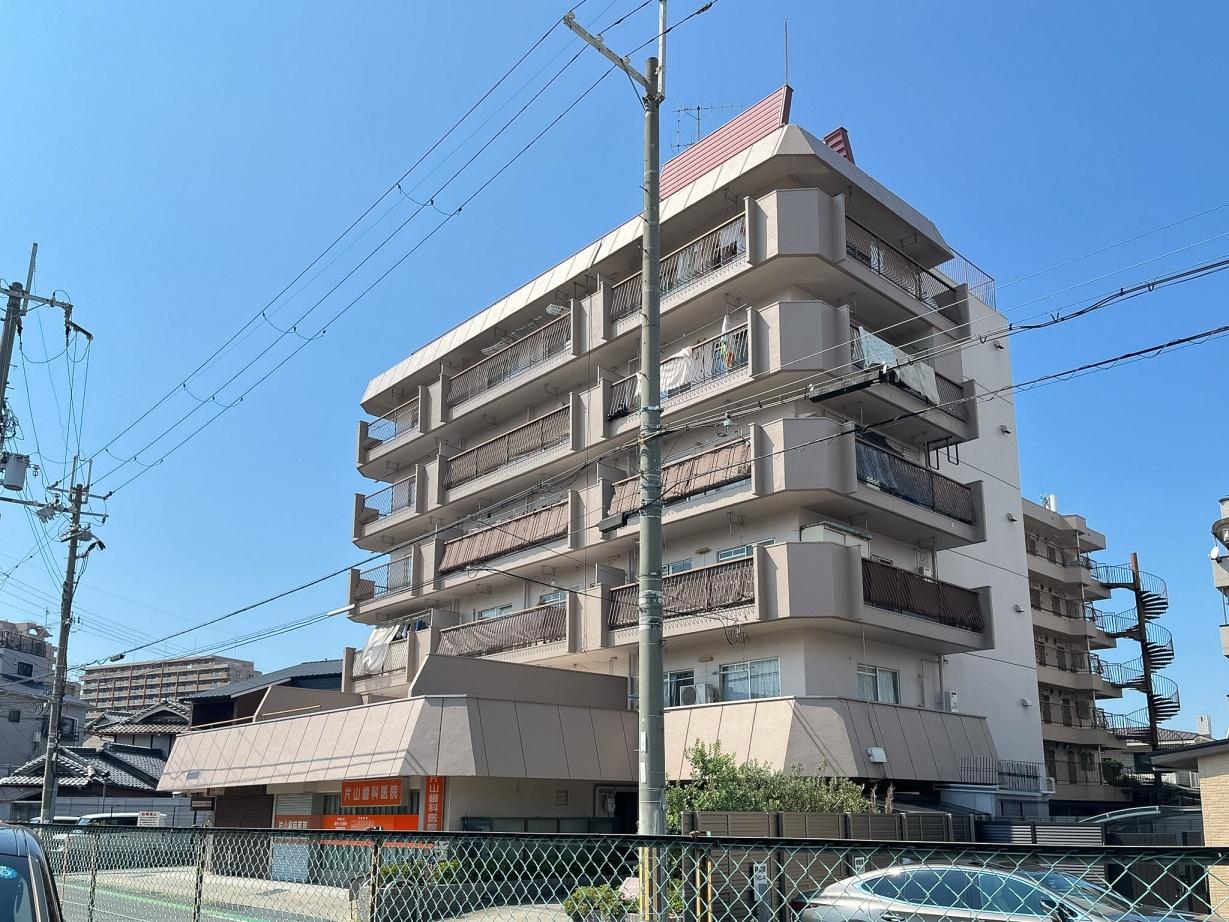 大阪府八尾市安中町1丁目の賃貸物件/レトロな外観。