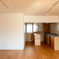 大阪府八尾市安中町1丁目の賃貸物件/東側からも光が入り、全体的に明るい室内。