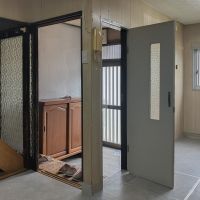 大阪市都島区御幸町2丁目の賃貸物件/細身のドアが気になります。