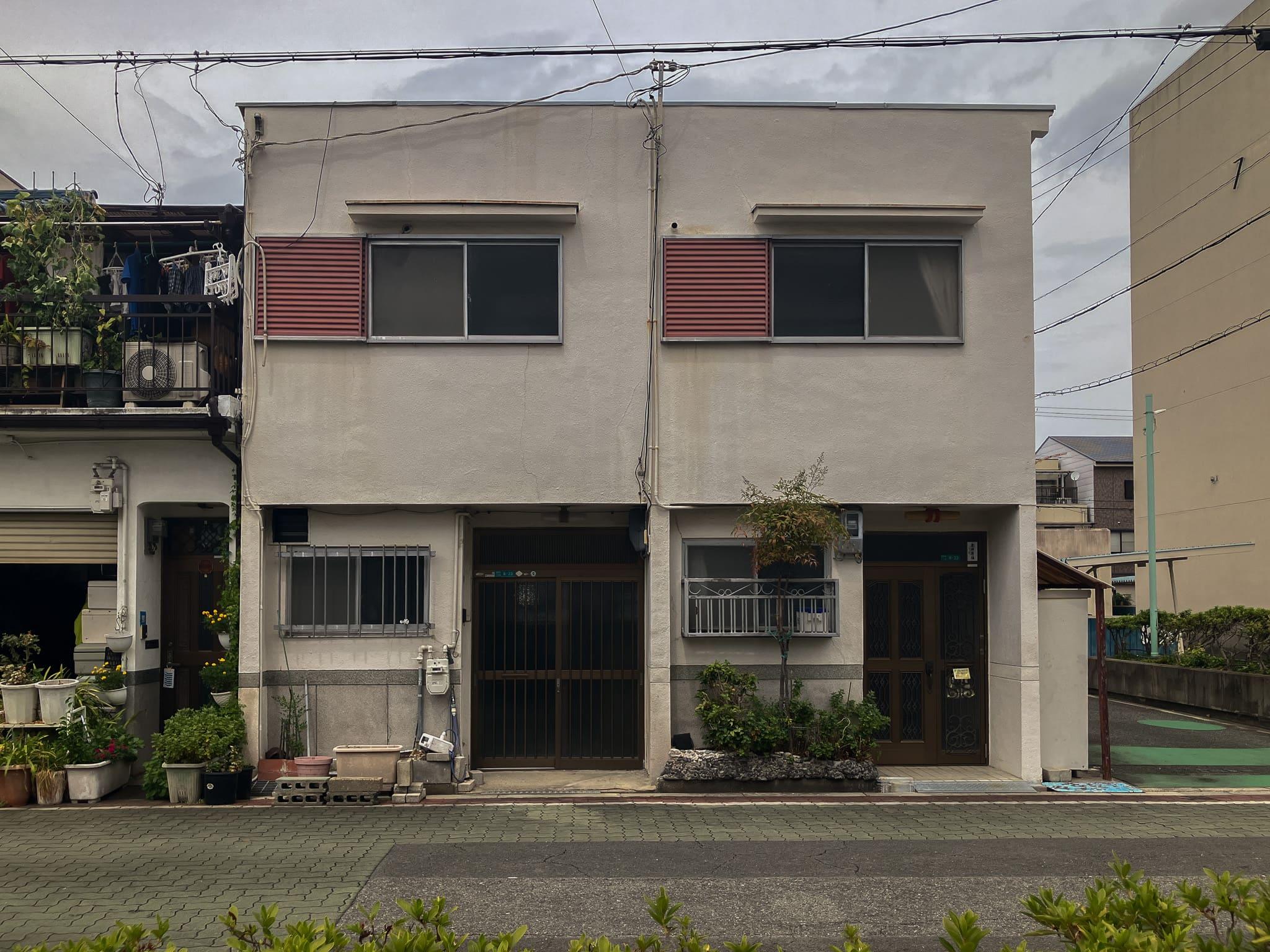 大阪市都島区御幸町2丁目の賃貸物件/ニコイチの外観。募集区画は向かって左側。
