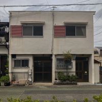 大阪市都島区御幸町2丁目の賃貸物件/ニコイチの外観。募集区画は向かって左側。