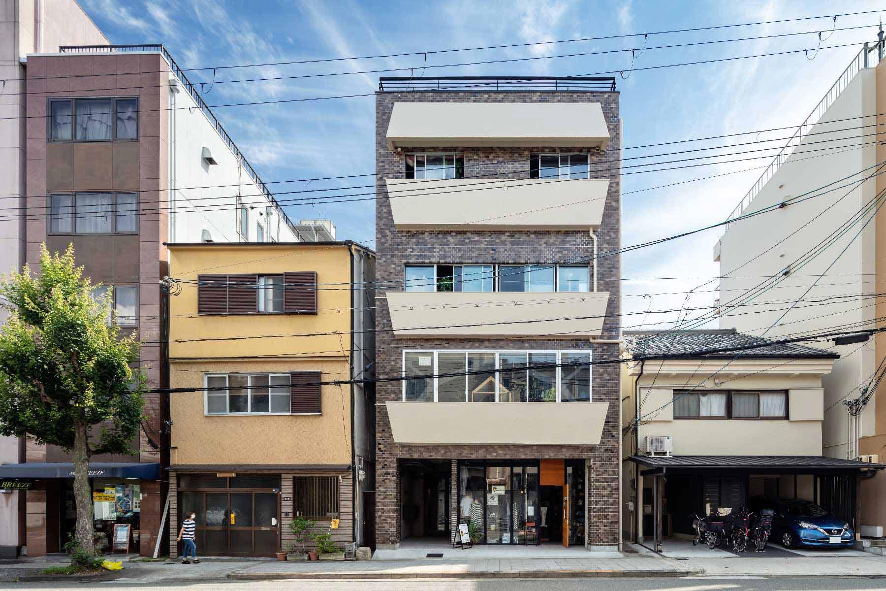 大阪市中央区玉造2丁目の賃貸物件/レトロビルの一階で。