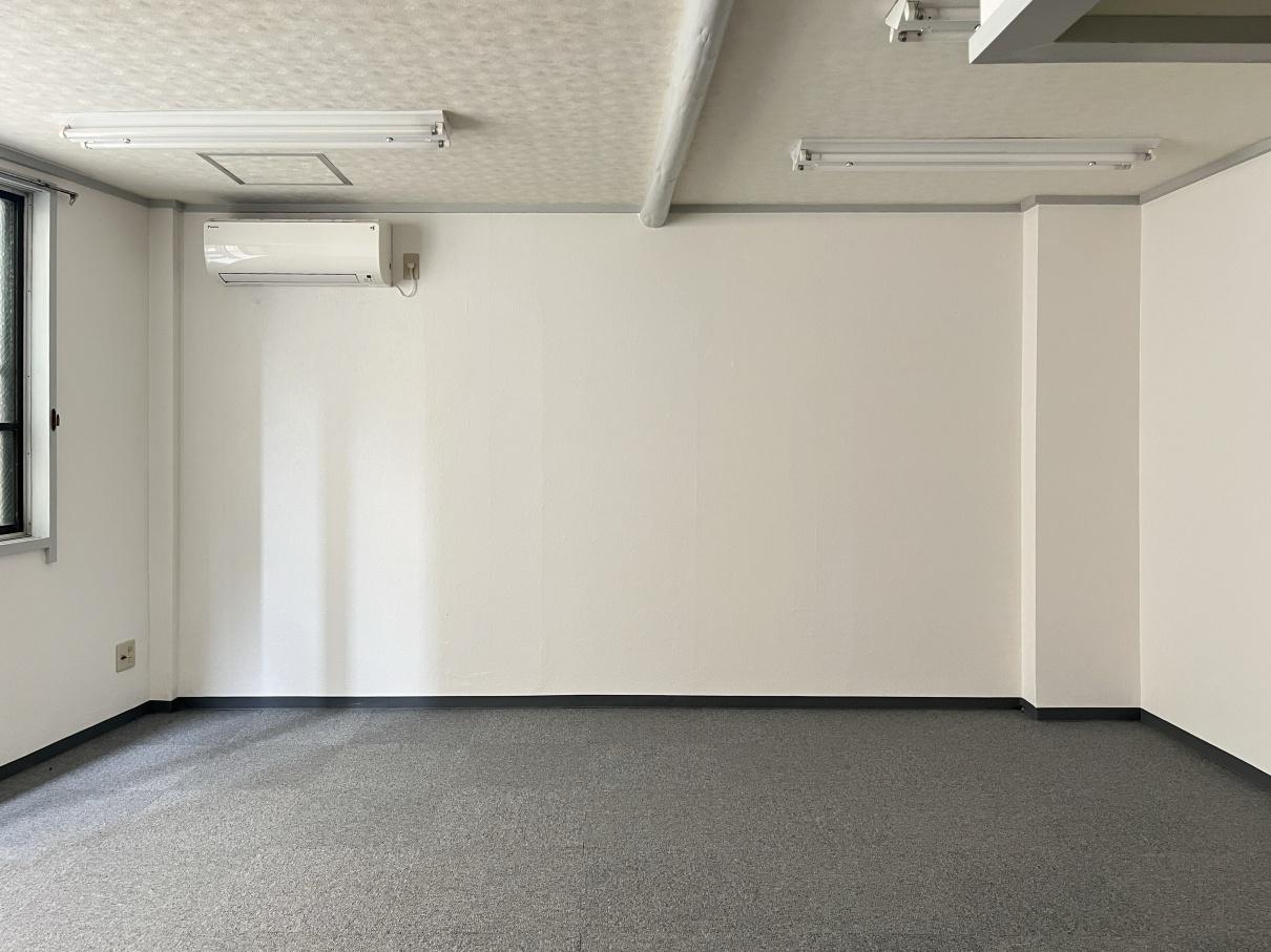 大阪市北区西天満4丁目の賃貸物件/白い壁とグレーのタイルカーペットで整えられた室内。癖のないシンプルな背景です。