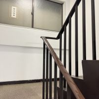 大阪市北区西天満4丁目の賃貸物件/3〜4階の階段は昔のまま。共用部にも、建物が重ねてきた時間を感じます。