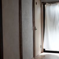 大阪府東大阪市菱屋西1丁目の賃貸物件/それぞれの個室へと続く廊下。部屋を出たところで誰かと顔を合わせ、ちょっとした立ち話が始まることもありそう。