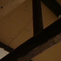 大阪府東大阪市菱屋西1丁目の賃貸物件/リノベーション後もそのまま生かされた既存の梁。