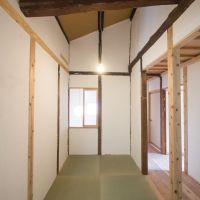 大阪府東大阪市菱屋西1丁目の賃貸物件/共用ライブラリー。現在は本棚が置かれ、住人の好きなものが集まるスペースになっています。