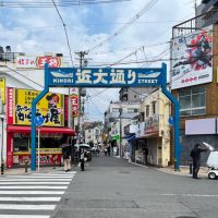 大阪府東大阪市菱屋西1丁目の賃貸物件/長瀬駅。近大通りには飲食店をはじめ、老舗の古本屋や大学周辺ならではの店が点在しています。