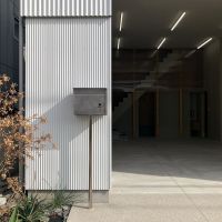 大阪府堺市堺区宿院町東４丁の賃貸物件/ポストの凛々しい佇まい。