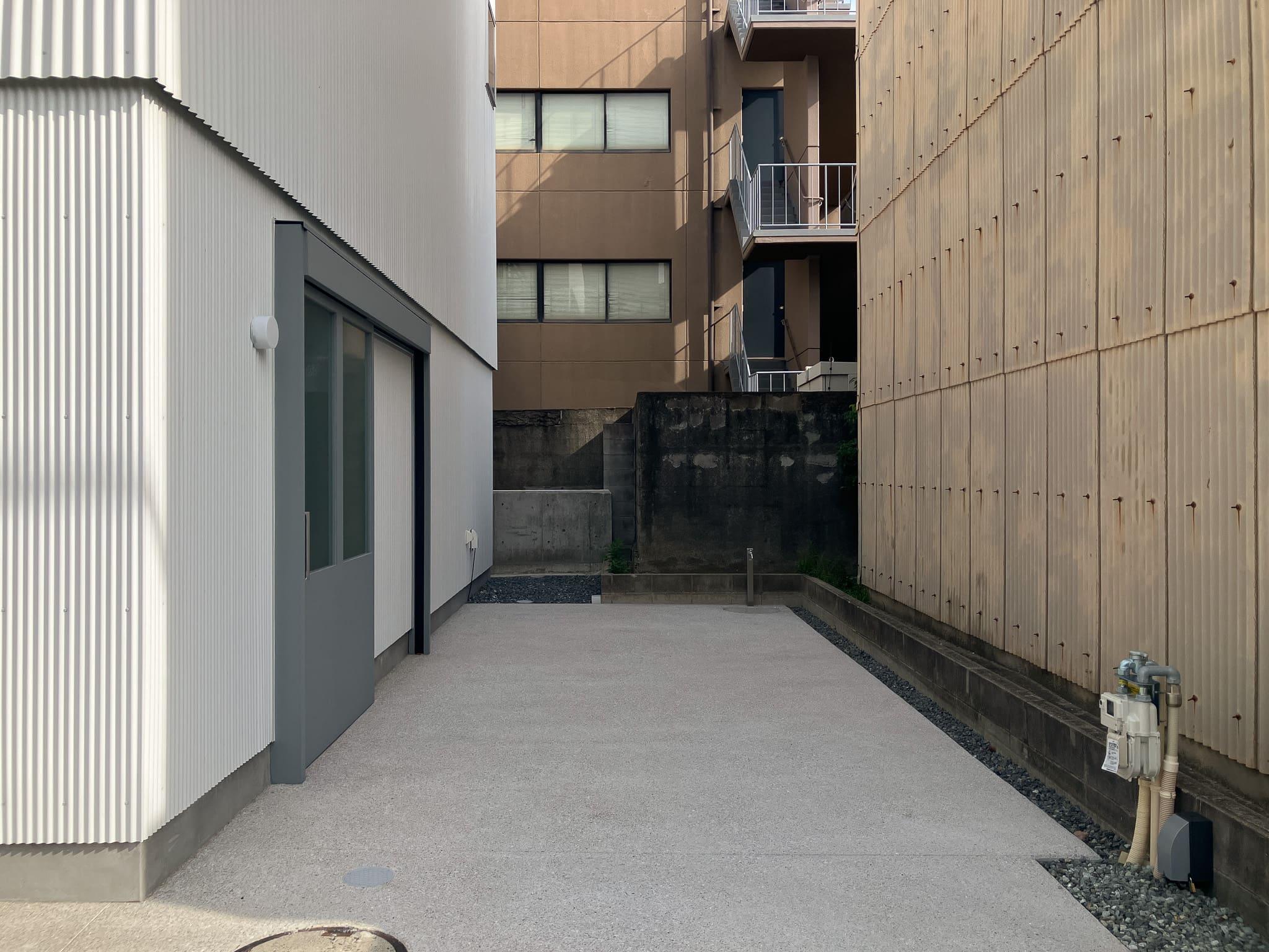 大阪府堺市堺区宿院町東４丁の賃貸物件/駐車場は、2台分。