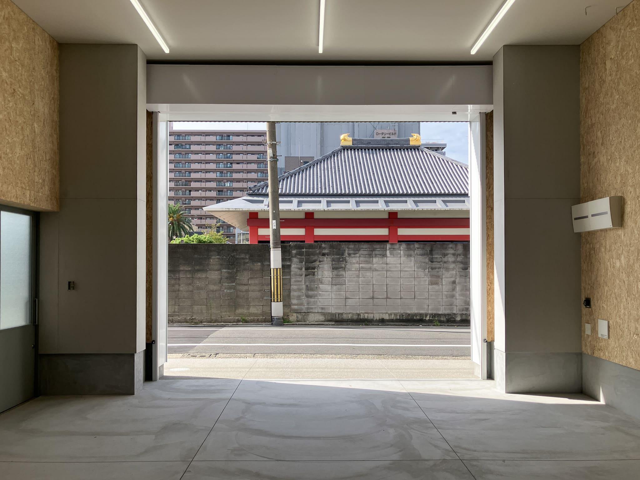 大阪府堺市堺区宿院町東４丁の賃貸物件/センサー付き電動シャッターを降ろせます。