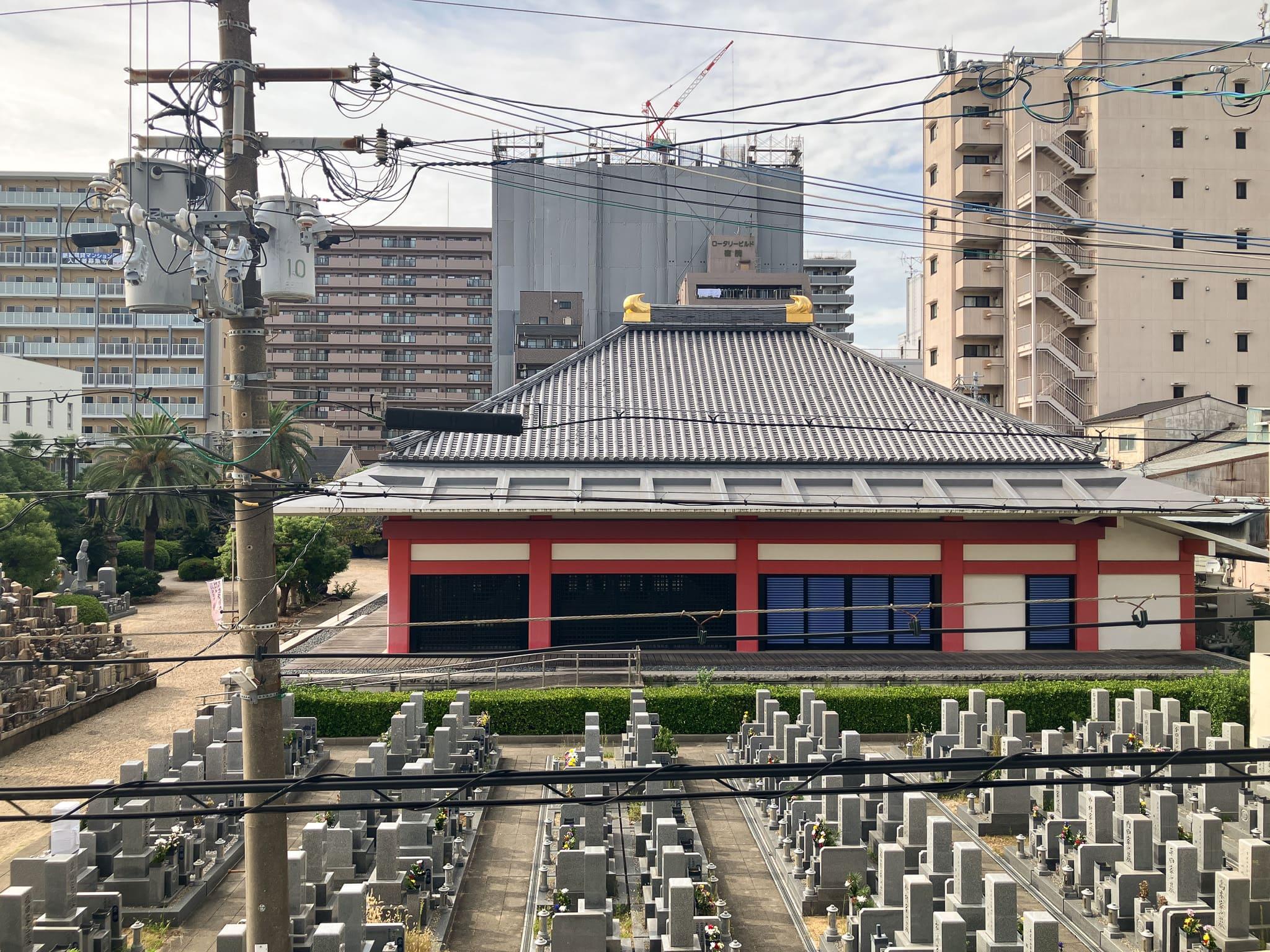 大阪府堺市堺区宿院町東４丁の賃貸物件/2階からは、管理の行き届いた墓地が見えます。