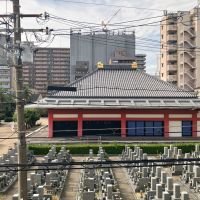 大阪府堺市堺区宿院町東４丁の賃貸物件/2階からは、管理の行き届いた墓地が見えます。