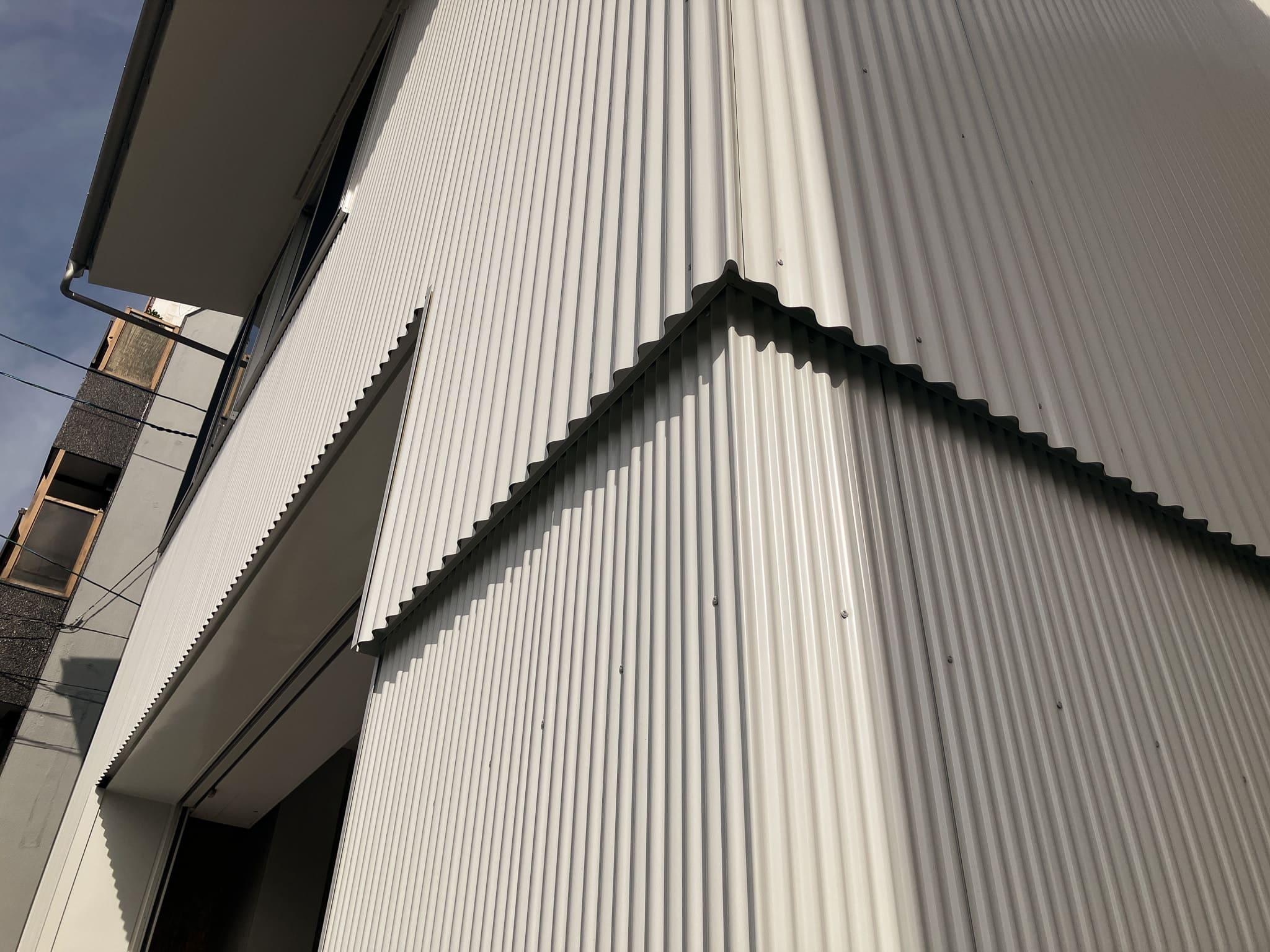 大阪府堺市堺区宿院町東４丁の賃貸物件/二層の波板。