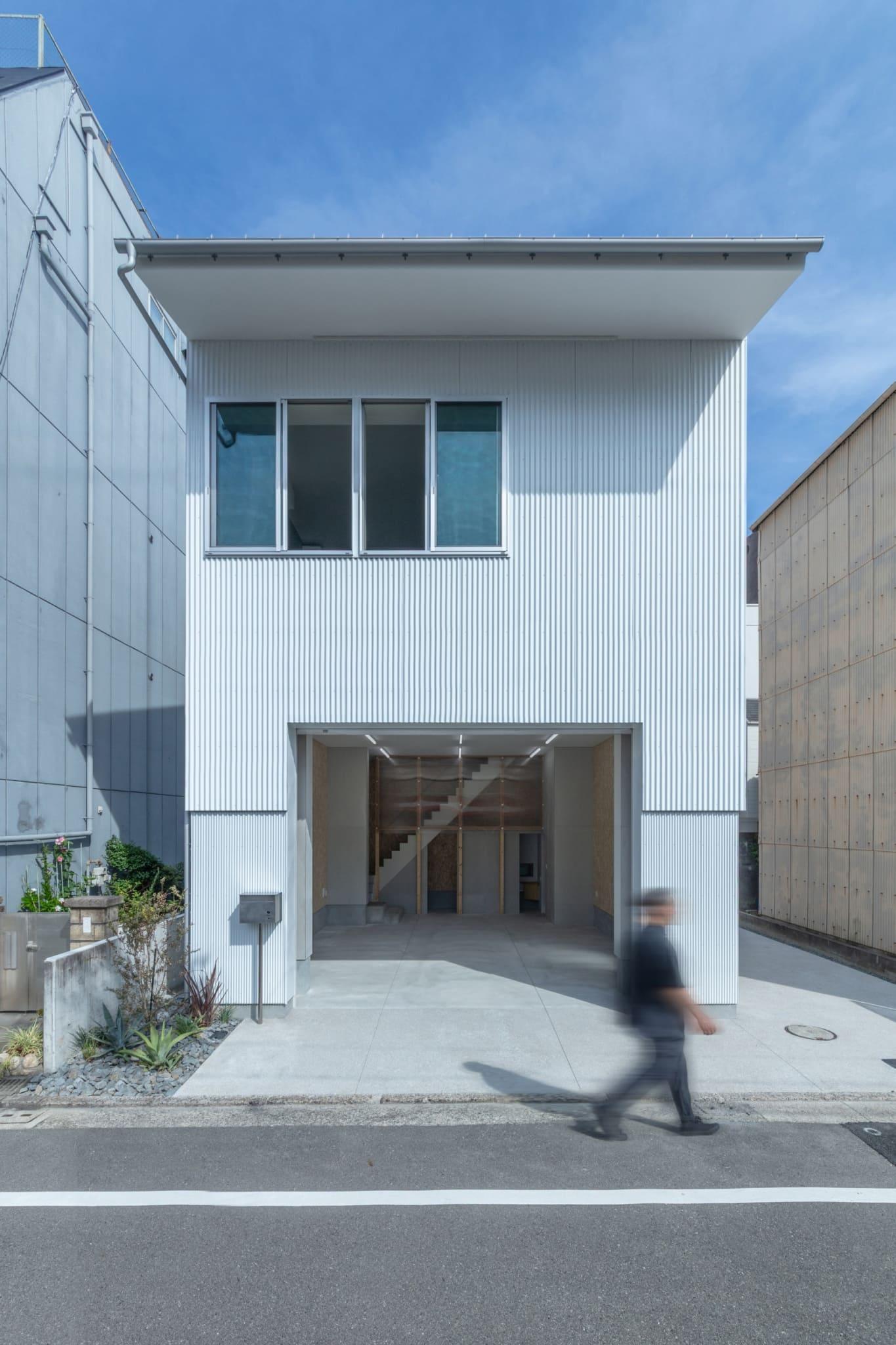 大阪府堺市堺区宿院町東４丁の賃貸物件/周りと一線を画すスタイリッシュな外観。