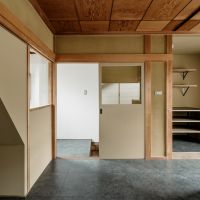 大阪市福島区海老江７丁目の賃貸物件/元のしつらえを生かした部分とリノベーションで新装した部分が混ざり合う新旧融合のデザインです。