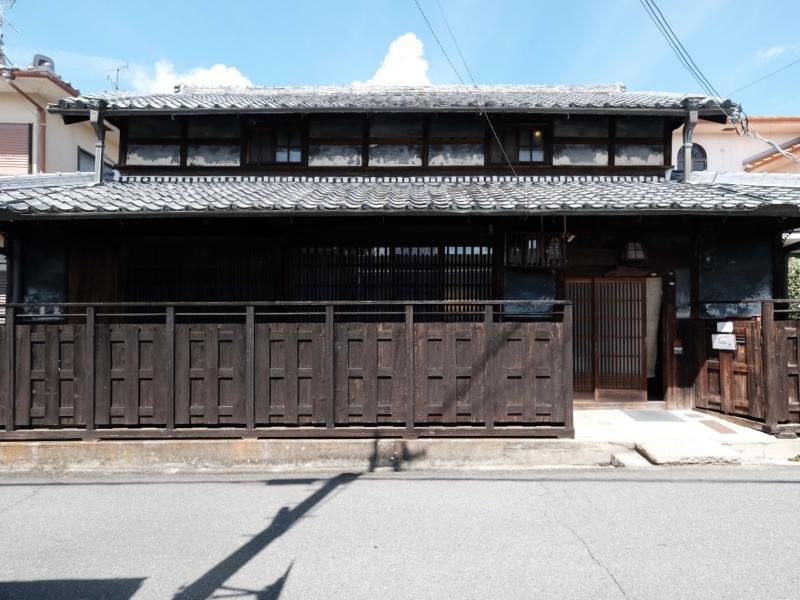 大阪府南河内郡河南町大ヶ塚の売買物件/ずっしりと、貫禄のあるファサード。