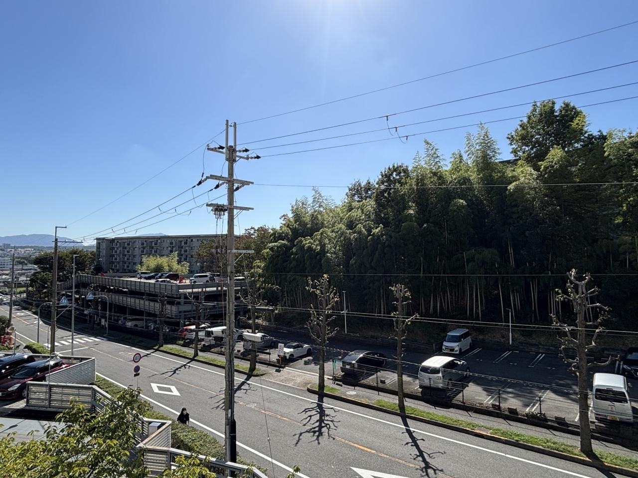 堺市南区原山台1丁の売買物件/バルコニーからの眺望。全面道路も広く開放感があります。