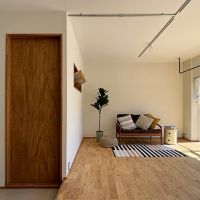 堺市南区原山台1丁の売買物件/左み見えるのが個室の入り口、右側はリビングスペース。