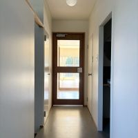 堺市南区原山台1丁の売買物件/玄関を入ってすぐの廊下。右側に洗面スペース、左側には回遊できるWICがあります。